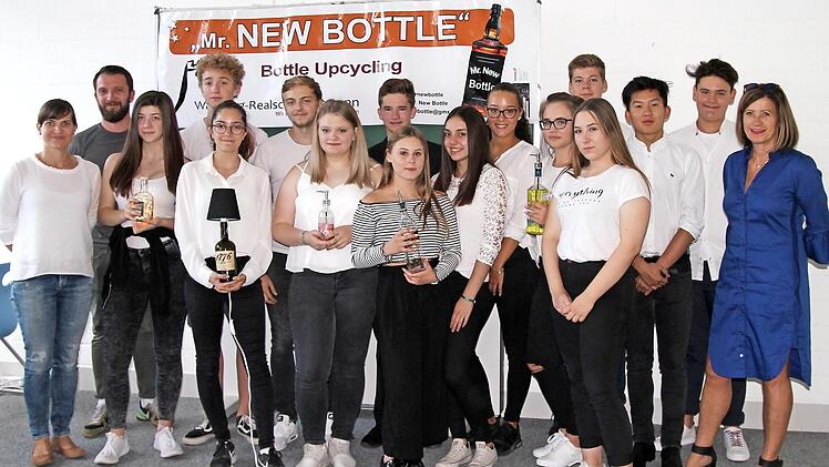 Stolz präsentierten die Mitarbeiter der Schülerfirma "Mr. New Bottle" ihre Produkte und ihre erfolgreiche Abschussbilanz mit den beiden "Schulpaten" Susanne Müller und Manuel Fischer (von links) sowie Realschuldirektorin Manuela Küfner und Vorstandsvorsitzenden Noah Hildenbrand (von rechts).