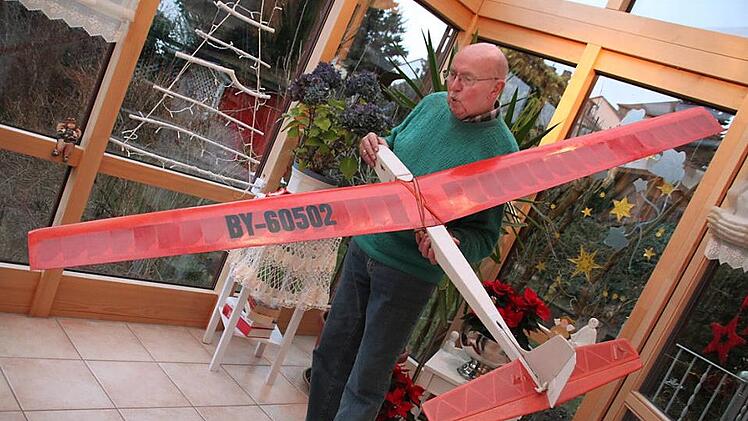 Seit 60 Jahren ist Willi Jakob Mitglied bei der Segelfluggruppe "Kordigast" Burgkunstadt. Stolz blickt er auf einen selbst gebauten Segelflieger aus Balsa-Holz mit einer Spannweite von 2,40 Metern. Fotos: Stephan Stöckel