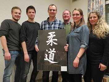 Die beiden Nachfolger Andreas Stöhling und Jonathan Bauer, die ehemaligen Trainerinnen Franziska Fröhling und Anja Schäfer sowie TSV-Vorsitzender Thomas Heilmann verabschiedeten den langjährigen Trainer und Abteilungsleiter Uwe Heinkel. Foto: Doris Bauer