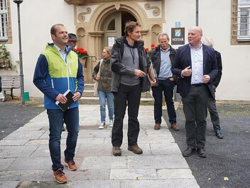 Bischofsheim hat das Zeug, erstes Naturerlebnisdorf Bayerns zu werden. Bürgermeister Georg Seiffert (rechts) hier im Gespräch mit Ludwig Hartmann (Fraktionschef von Bündnis90/Die Grünen im Bayerischen Landtag) und dem Tourismusbeauftragten im Stadtrat, Klaus Seiffert (links).