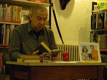 Rainer Streng  las in Forchheim aus den Büchern des großen Karl May.Foto: Lengenfelder