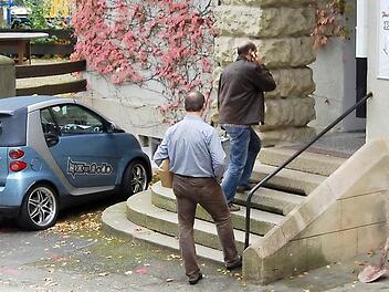 Zwei Mitarbeiter der Spurensicherung betreten am Montag nach der Bluttat das Alte Schützenhaus. Sie haben zahlreiche Hinweise gefunden, die zum Haftbefehl führten. Foto: Oliver Schmidt