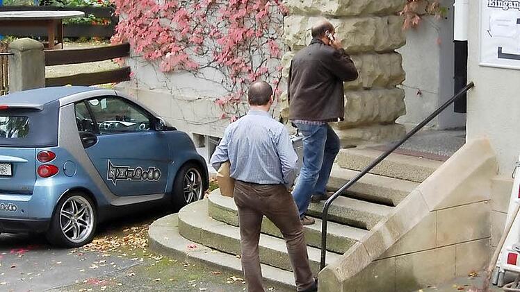 Zwei Mitarbeiter der Spurensicherung betreten am Montag nach der Bluttat das Alte Schützenhaus. Sie haben zahlreiche Hinweise gefunden, die zum Haftbefehl führten. Foto: Oliver Schmidt
