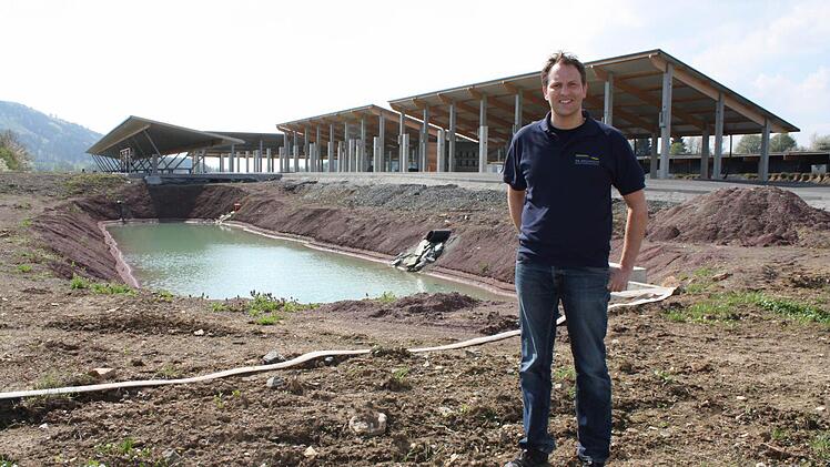 Mario Münch setzt auf erneuerbare Energien. Dies kommt auch am neuen Firmenstandort in Rugendorf zum Tragen. Dabei dient selbst ein Teich der Energiegewinnung. Fotos: Löffler