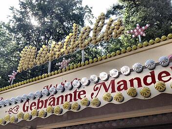 Gebrannte Mandel, Langos, Pizza und Co. sind beim Annafest in Forchheim auf dem Vormarsch. Die traditionelle fränkische Küche mit ihren Braten hat es dagegen schwer, sich im Preis-Wettbewerb auf dem beliebten Volksfest zu behaupten. Fotos: Nikolas Pelke