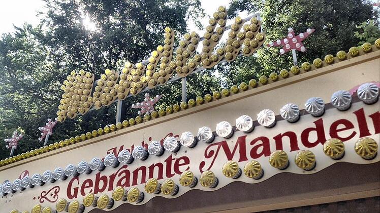 Gebrannte Mandel, Langos, Pizza und Co. sind beim Annafest in Forchheim auf dem Vormarsch. Die traditionelle fränkische Küche mit ihren Braten hat es dagegen schwer, sich im Preis-Wettbewerb auf dem beliebten Volksfest zu behaupten. Fotos: Nikolas Pelke