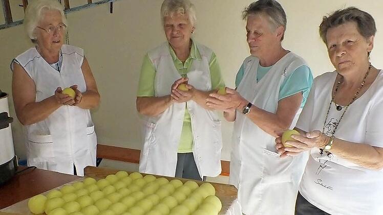 Sie wissen, wie man Klöße macht: Lisa Thomä, Inge Roß, Anni Schockel und Anni Huschka.  Foto: Welker