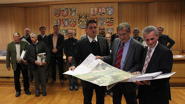 Nach der Übergabe der Managementpläne Foto: Friedwald Schedel