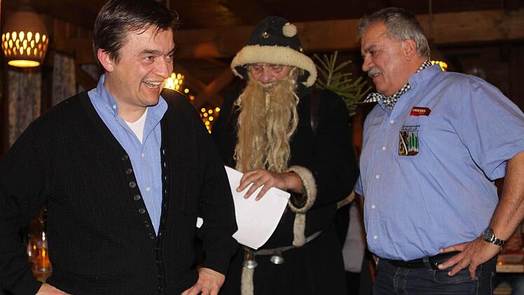 Sowohl der alte Bürgermeister Peter Hänel als auch sein Nachfolger Jens Korn verspürten die Rute des Nikolaus.  Foto: Michael Wunder