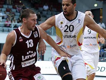 Auf seinen Bamberger Teamkollegen im deutschen Dress, Elias Harris (rechts), kann der lettische Nationalspieler Janis Strelnieks frühestens im Viertelfinale treffen. Eine Länderspielbegegnung gab es im August 2014 bereits in Bamberg. Foto: sportpress
