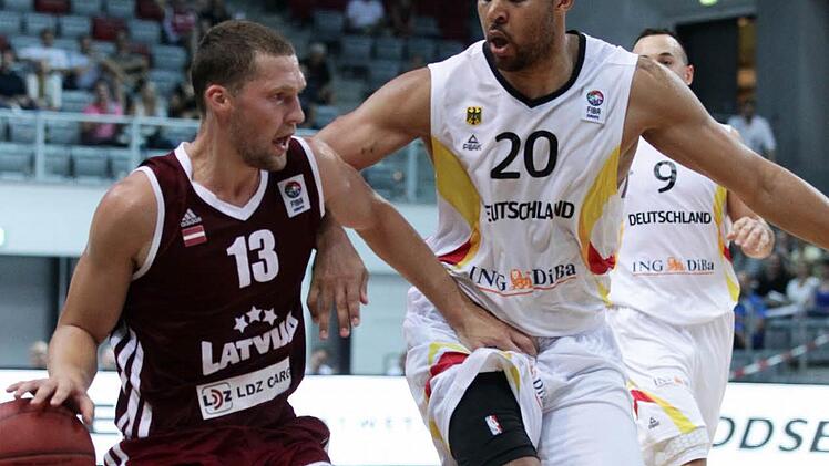 Auf seinen Bamberger Teamkollegen im deutschen Dress, Elias Harris (rechts), kann der lettische Nationalspieler Janis Strelnieks frühestens im Viertelfinale treffen. Eine Länderspielbegegnung gab es im August 2014 bereits in Bamberg. Foto: sportpress