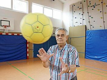 Erich Schneider ist für so manchen Spaß zu haben, wie für dieses Foto in der Vereinssporthalle. Foto: Arkadius Guzy
