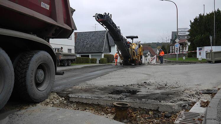 Tiefe Löcher in der Hauptstraße. Nächste Woche werden sie verfüllt. Foto: Berthold Köhler