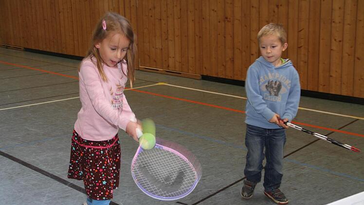 Auch Tennisspielen macht Spaß.