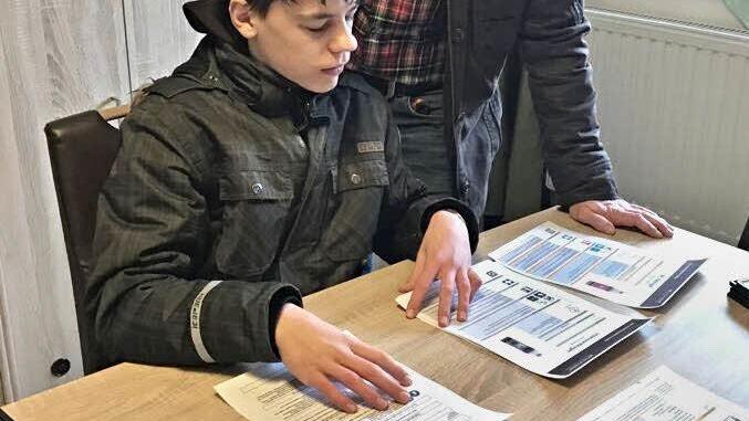 Einblick in die Verwaltungsarbeit erhielt hier der 15jährige Yannic von Christian Wokel, Leiter des Pflegeheimes Klinger in Maroldsweisach. Foto: SFZ Pfaffendorf