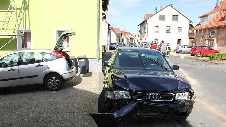 Der verschobene Audi samt dem demolierten Hauseck.Foto: Ralf Kestel