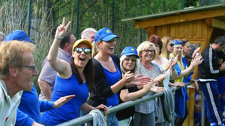 Die Fans feierten in Motschenbach die Meisterschaft. Foto: Monika Limmer