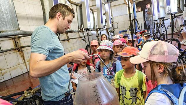 Stefan Mehl gab den Sch&uuml;lern Einblicke in das landwirtschaftliche Arbeiten.  Fotos: Barbara Herbst
