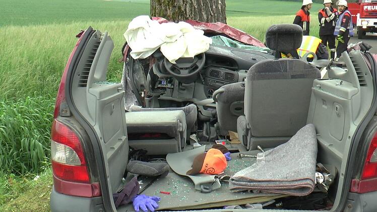 Am Donnerstagmorgen ist eine Autofahrerin im Kreis Haßberge von der Fahrbahn abgekommen und frontal gegen einen Baum geprallt. Sie wurde mit lebensgefährlichen Verletzungen in ein Krankenhaus geflogen.  Foto: NEWS5 / Licha