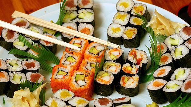 Ob Nigiri, Hosamaki, Ura Maki oder Futomaki, Sushi gibt es in verschiedenen Variationen. Doch wo gibt es das Beste? Symbolfoto: Jens Kalaene/dpa
