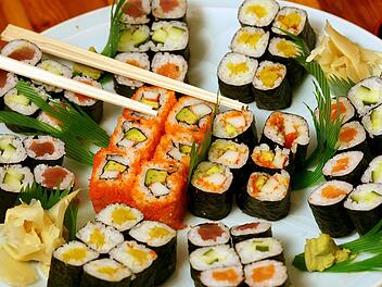 Ob Nigiri, Hosamaki, Ura Maki oder Futomaki, Sushi gibt es in verschiedenen Variationen. Doch wo gibt es das Beste? Symbolfoto: Jens Kalaene/dpa