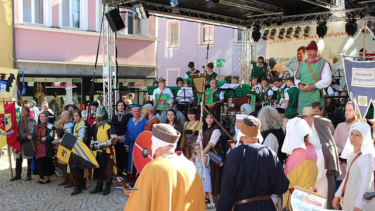 Eröffnung des Bad Brückenauer Stadtfestes mit historischem Umzug Foto: Julia Raab