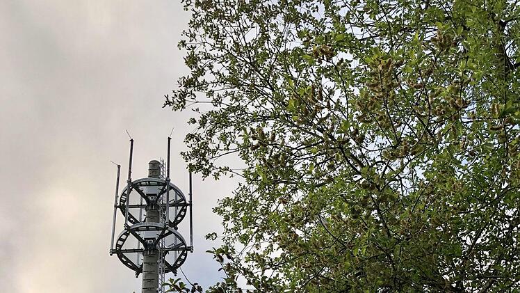 Nach jahrelangem Streit steht er, der neue Mobillfunkmast von Oberbach. Technisch ist er noch nicht in Betrieb. Sebastian Schmitt