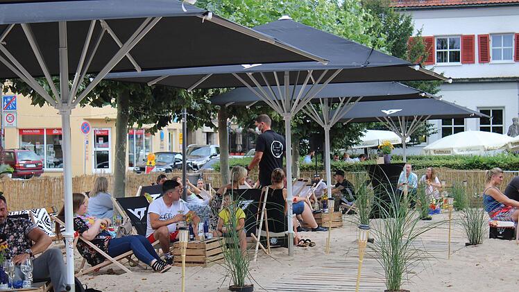 Das Angebot des neuen Stadtstrands wird gut angenommen. Foto: Vera Schiller