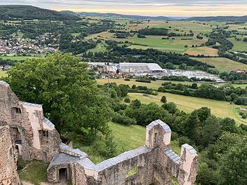 Das Wohnwagen-Werk Mottgers von Knaus Tabbert vom Bergfried der Burgruine Schwarzenfels aus gesehen.  Foto: Alexander Gies
