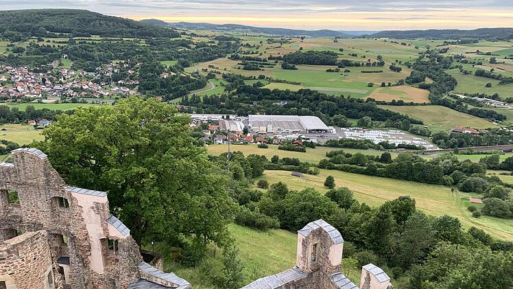 Das Wohnwagen-Werk Mottgers von Knaus Tabbert vom Bergfried der Burgruine Schwarzenfels aus gesehen.  Foto: Alexander Gies