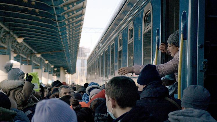 In Kiew, 31 Kilometer von der Frontlinie entfernt, fliehen Menschen zu Beginn des Krieges w&auml;hrend eines Luftalarms in &uuml;berf&uuml;llten Z&uuml;gen.
