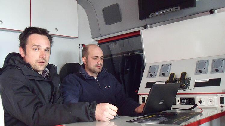 Thomas Renner und Florian Kügler in einem Einsatzwagen, auch hier muss alles für denr Ernstfall geprobt werden