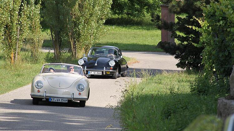 Die Frauen haben 40 PS mehr: Während der fünfjährige Johann und sein Papa Hugo den 1953 gebauten Porsche VA fahren, sind die zwölfjährige Antonia und Mama Susanne im schnuckeligen, schwarzen 356er unterwegs.  Foto: Corina Benz