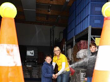 Den Tennisball mit dem Wasserstrahl treffen: Jonas Löhlein mit Betreuerin Ramona Bunzelt beim Zielspritzen.  Foto: Stefan LUtter