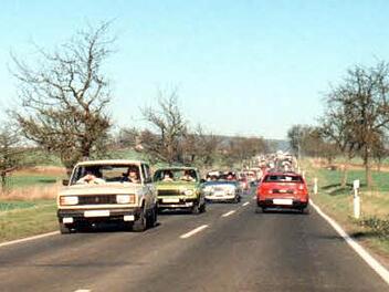 Reise in den Westen: Auf der Straße vom Grenzübergang Eußenhausen nach Mellrichstadt herrschte im November 1989 großer Andrang. Foto: Hans Rohrmüller