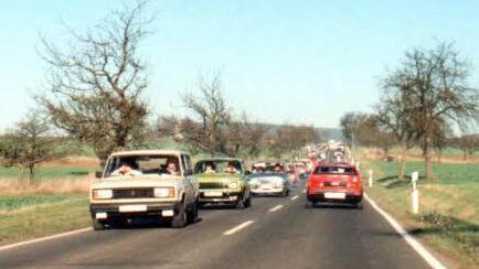 Reise in den Westen: Auf der Straße vom Grenzübergang Eußenhausen nach Mellrichstadt herrschte im November 1989 großer Andrang. Foto: Hans Rohrmüller