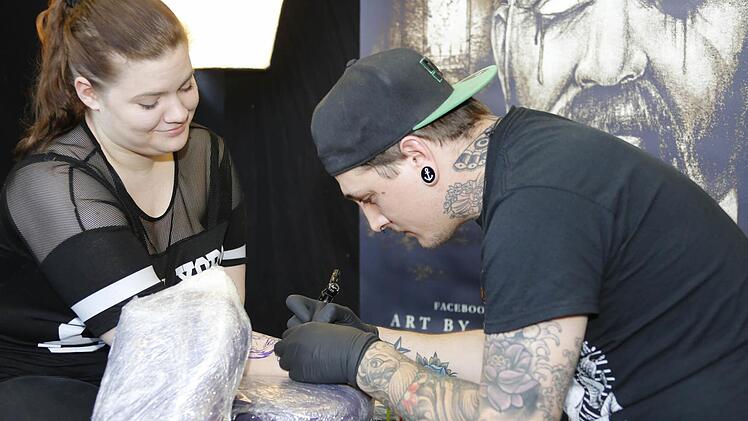 Bei der "Tattoo-Convention" in Strullendorf kamen am Wochenende Fans des Körperkults auf ihre Kosten.  Foto: Matthias Hoch