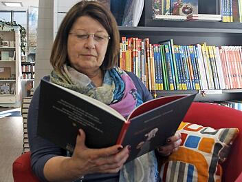 Himmelswerkstatt in Höchstadt: Elke Reitmayer liest in der Bücherstube vor.  Foto: Sabine Memmel
