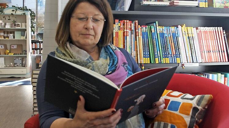 Himmelswerkstatt in Höchstadt: Elke Reitmayer liest in der Bücherstube vor.  Foto: Sabine Memmel