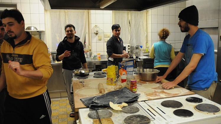 In der ehemaligen Gasthausküche stehen inzwischen vier Elektroherde, an denen die Asylbewerber kochen.Foto: Natalie Schalk