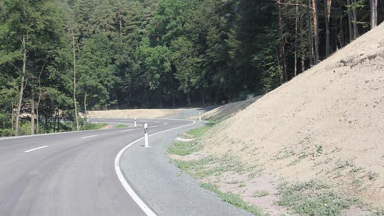 Auf der neu gebauten Strecke zwischen Kottendorf und Lußberg wurde auch die Sicht durch Abtragung von Böschungen in den Kurven verbessert. Foto: Helmut Will