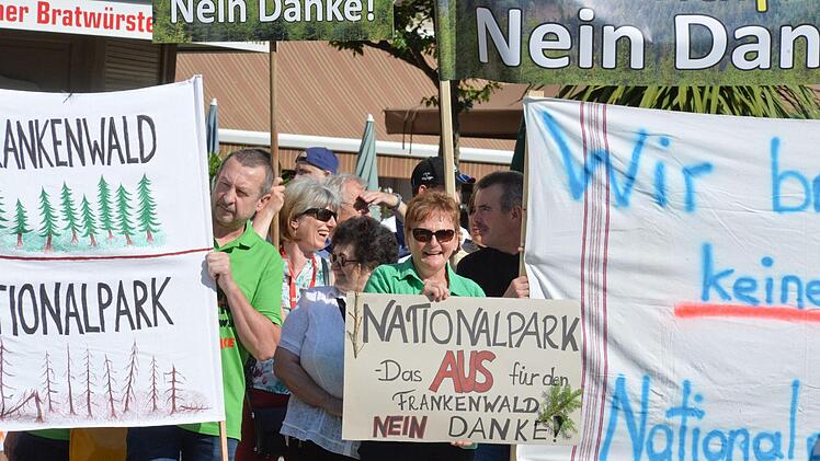 Demonstration gegen einen Nationalpark Frankenwald auf dem Kulmbacher Marktplatz Foto: Ronald Rinklef