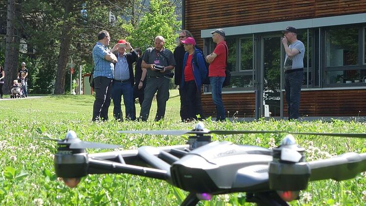 Ab 1. Oktober 2017 wird f&uuml;r das Fliegen von Fotodronen &uuml;ber zwei Kilogramm ein Kenntnisnachweis &uuml;ber die Navigation der unbemannten Flugger&auml;te, luftrechtliche Grundlagen und die &ouml;rtliche Luftraumstruktur gefordert.