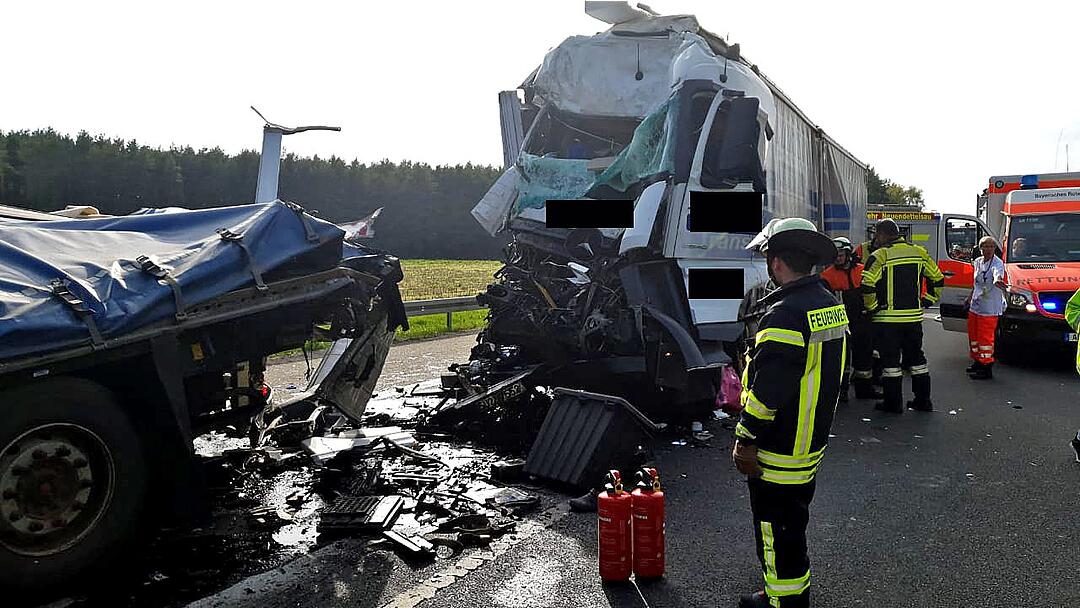 Lastwagen kracht auf A6 in Stauende - Fahrer lebensgefährlich verletzt