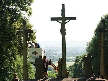 Vom Hubsteiger aus untersucht Clemens Muth die Figuren. Arkadius Guzy
