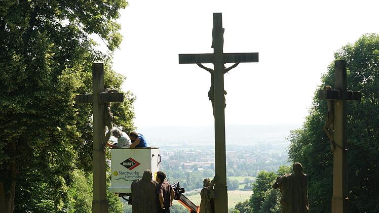 Vom Hubsteiger aus untersucht Clemens Muth die Figuren. Arkadius Guzy