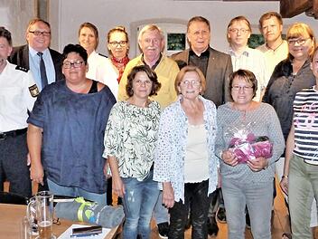 Sie wurden für eine langjährige Schulweghelfertätigkeit geehrt. Mit im Bild auch Gebhard Greitl, der seit 18 Jahren seinen Dienst an der Volksschule Ziegelhütten versieht und Anneliese Schmidt, die seit 28 Jahren als Schulweghelferin für die Max-Hundt-Schule tätig ist, sowie Verkehrserzieher Peter Schütz (Zweiter von links), der Ende des Jahres in den Ruhestand geht. Foto: Werner Reissaus