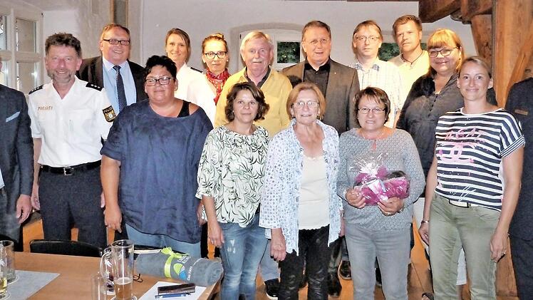 Sie wurden für eine langjährige Schulweghelfertätigkeit geehrt. Mit im Bild auch Gebhard Greitl, der seit 18 Jahren seinen Dienst an der Volksschule Ziegelhütten versieht und Anneliese Schmidt, die seit 28 Jahren als Schulweghelferin für die Max-Hundt-Schule tätig ist, sowie Verkehrserzieher Peter Schütz (Zweiter von links), der Ende des Jahres in den Ruhestand geht. Foto: Werner Reissaus