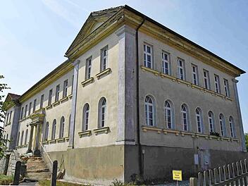Einen guten Ruf hatte die Porzellanfabrik in Schney, von der heute noch das Verwaltungsgebäude steht. Foto: Andreas Welz