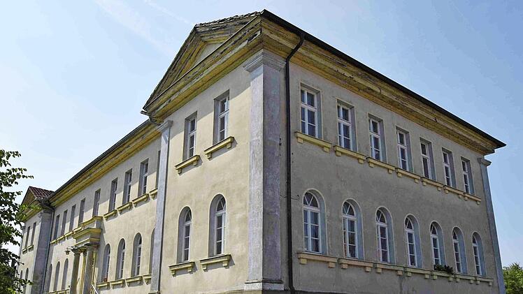 Einen guten Ruf hatte die Porzellanfabrik in Schney, von der heute noch das Verwaltungsgebäude steht. Foto: Andreas Welz